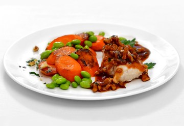 Glazovana_kureci_prsa_BBQ_omacka_orechy_karotka_edamame_produkt_2025_01