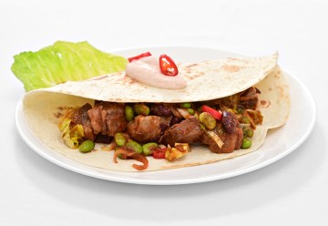 Tortilla_jehneci_fazolove_ragu_jogurt_chilli_G00393_produkt_2023_013