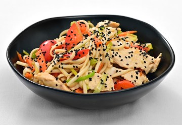 Udon_nudle_teriyaki_kureci_zelenina_sezam_G00360_produkt_2023_019